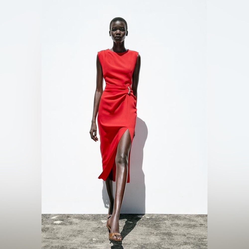 Zara Midi Dress with Hardware
Red - 3897/100/600
Elegant Red Sleeveless Dress